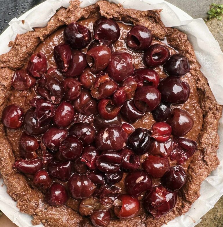 Czekoladowa tarta z wiśniami bez pieczenia